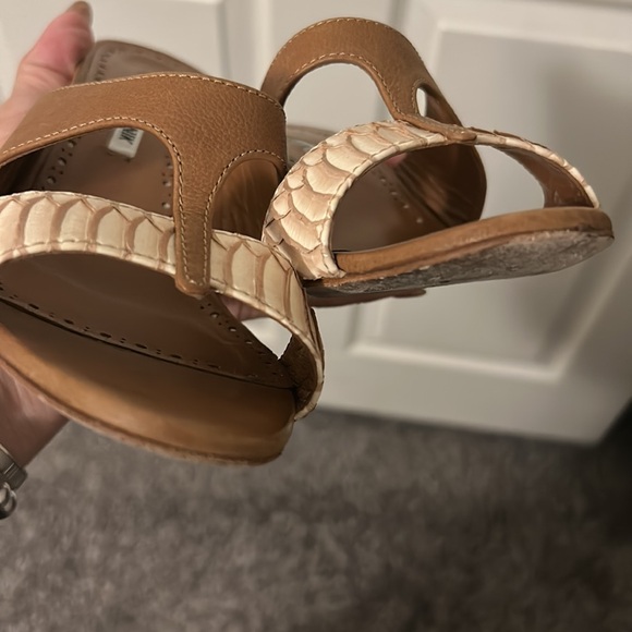 Manolo BLahnik tan size 37.5 great condition open toe mule w crock embossed - Picture 4 of 7